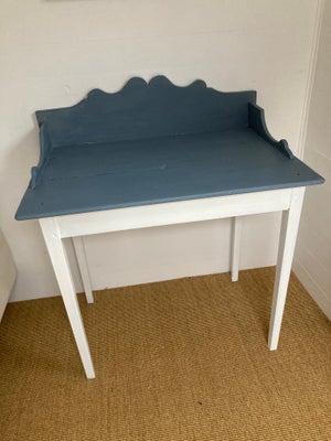 Servante, b: 84 d: 55 h: 73,  Flot gammelt servantelignende bord - malet flot blå farve, med hvide b