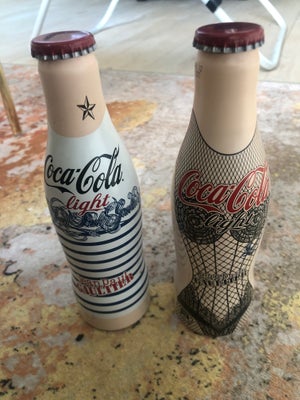 Coca Cola, 2 Coca Cola x Jean Paul Gaultier flasker med i indhold sælges samlet for 100kr. Der er li
