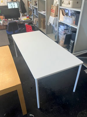 Skrivebord, Muuto, b: 190 d: 85 h: 73, Muuto Base Table
Hvidt lækkert bord. 
Lavet af Aluminium, Lam