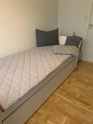 Enkeltseng, IKEA, b: 90 l: 200, SLÄKT seng fra IKEA med underseng og opbevaring i form af to skuffer
