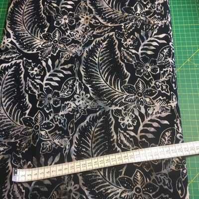 Stof, 150x200 cm Bali Batik patchwork stof. Sort/gråt med lyst blad mønster. Super kvalitet. Jeg sen