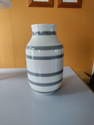 Kahler vase, 39 cm høj. Fejler intet. Se også gerne mine andre annoncer...bl.a mere Kahler