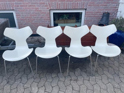 Arne Jacobsen, Fint sæt af arne Jacobsens Grand pris stole produceret hos Fritz Hansen. Stolene frem