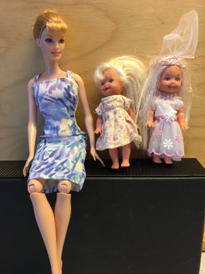 Barbie, Barbie Mattel Dukker, Glat Lyshåret. Blå kjole. Kan bøje i knæ. 1998
Bølget lyshåret. Hvid/g