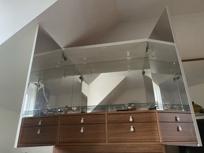 Vitrineskab, Ikea, b: 98 d: 39 h: 185, IKEA vitrine / make-up, smykke skab / barskab

Spejl indvendi
