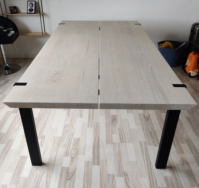 Spisebord, Massiv egetræ , Hjort Knudsen, b: 110 l: 220, Virkelig solidt og lækkert spisebord fra Hj