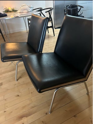 Lænestol, læder, Hans Wegner, Hans J. Wegners CH401 lænestol fra 1954 er en del af den minimalistisk