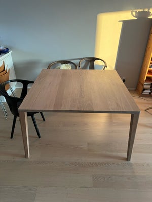 Spisebord, Hvisolieret Eg, Bolia, b: 130 l: 130, Kvadratisk Graceful 130 x 130 cm, højde 74 cm.
Plad
