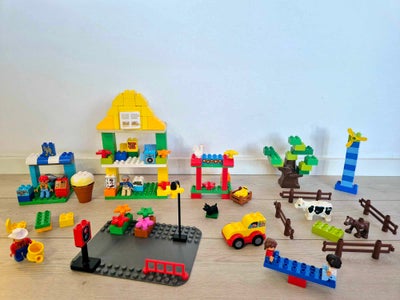 Lego Duplo, By, Se også mine andre annoncer med duplo sæt 

By med dyr, mennesker, bil, plade med ve