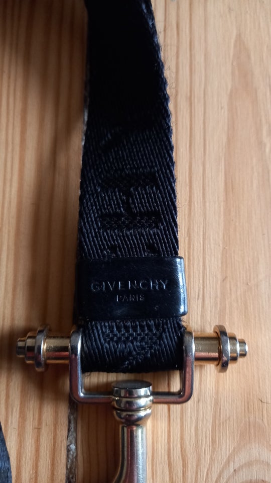 Keyhanger, Givenchy