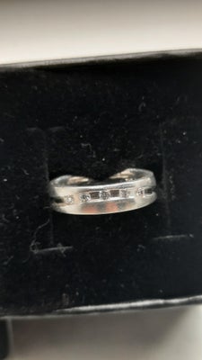 Ring, sølv, PSL, Smuk, feminin og kraftig lille ring udført i poleret Sterlingsølv prydet med smukke