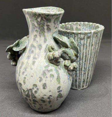 Keramik, Arne Bang vaser , Arne Bang vase, 2 virkelig flotte Arne Bang vaser sælges

Riflet 8,3 cm h