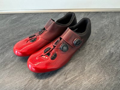 Cykelsko, Shimano RC7 størrelse 47 (svarer til 46 normal)
Carbon sko med dobbelt Boa
Brugt sparsomt