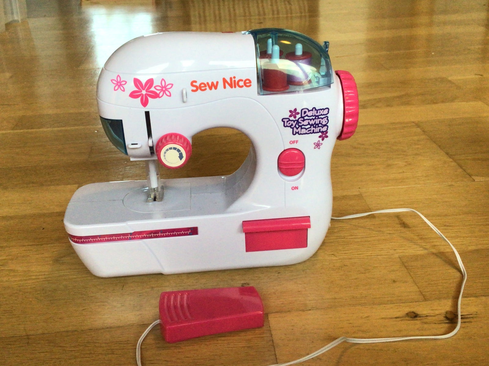 Andet legetøj, Symaskine for børn, Sew Nice. Deluxe Toy sewing machine – dba.dk – Køb og af Nyt og Brugt