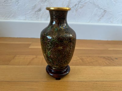 Vase, Cloisonne vase, Cloisonne vase på træstander/fod. 
Købt hos urmager i Helsingør.
Brunlige/gyld