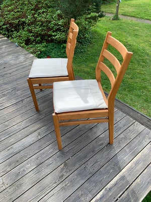 Spisebordsstol, Træ, PEVI Møbler, INDRETNING. Et par solide stole med flot sæde-pude, syet med hvidt