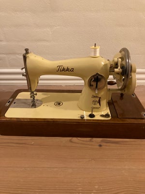 Symaskine, Tikka, Tikka symaskine fra 1952 sælges. Er i fin stand og næsten ikke brugt

