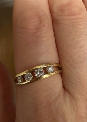 Ring, guld, En flot diamantring i 18 kt guld 4,45 g. med fire diamanter i alt 0,52ct, E/F -VVS/VS. S