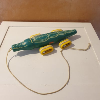 Andet legetøj, Sjov gammel BRIO træk-krokodille i træ.

Længde: 23,5 cm
Bredde: 9 cm

Fin men har li