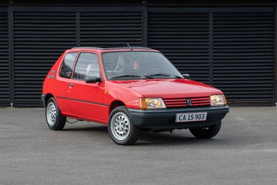 Peugeot 205, 1,4 XR, Benzin, 1989, km 240000, rød, 3-dørs, 14" alufælge, Fin 205 1,4 med karburator 