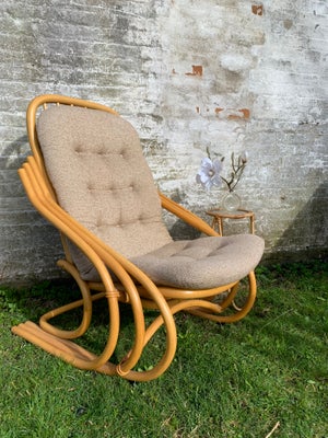 Bambusstol / loungestol, Bambusstol / lænestol i bambus   

Skøn ældre stor bambuslænestol med flott