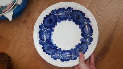 Platte dekorativ tallerken, Fajans Fajance, Stor dekorativ skål med blå blomstret motiv 
Til at hæng