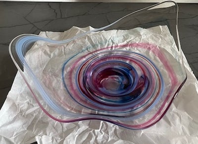 Glas, Mundblæst fad, Unik glasfad i smukke farver.
Størrelse: 40 x 30 x 14 cm.
Står som ny uden hak 