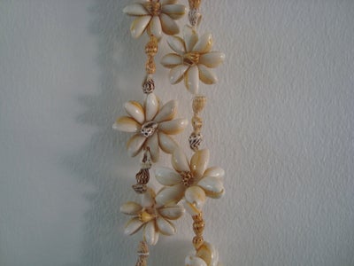 Halskæde, andet materiale, Muslingeskaller / musling halskæde - formet som blomster.

L: 76 cm

Afhe
