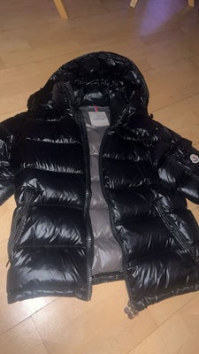 Vinterjakke, str. M, Moncler,  Sort,  Næsten som ny, Sælger denne super fede moncler jakke i sort, 
