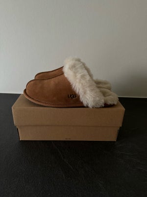 Hjemmesko, str. 39, UGG,  Chestnut,  Næsten som ny, UGG W Scuffette II dame hjemmesko str. 39. 
Farv