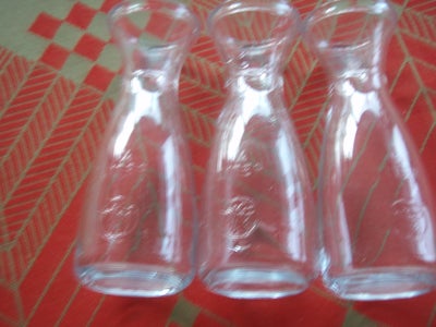 Glas, karafler, ukendt, 3 stk 1/4 liters karafler / men der kan være 3 dl i/jeg har brugt dem til mi
