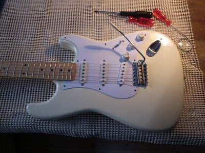 Elguitar, Fender (Jpn) Stratocaster, Olympic White i særdeles flot og god stand. Det er en model ST 