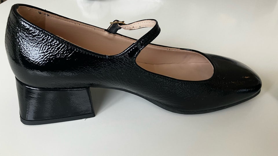 Ballerinasko, str. 38, Bukela - Twiggy Pump - lak black