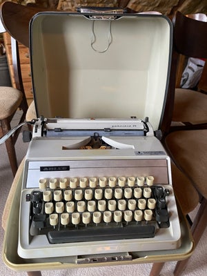 Skrivemaskine, Gabriele 25, Gammel Gabriele 25 skrivemaskine med rejsehylster