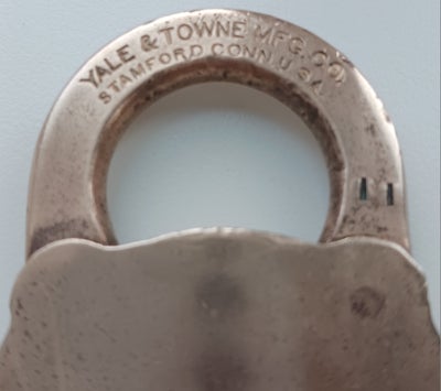Nøgleringe, HÆNGELÅS, Hængelås udført i bronze

Mrk. YALE & TOWNE MFG. Co. STAMFORD CONN. U.S.A.

MÅ