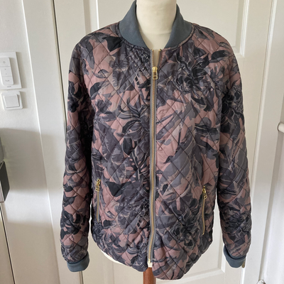 Jakke, str. 38, Et day Birger et Mikkelsen, Helt ny quiltet bomberjakke/jacket. Nypris 899 kr. Str.M