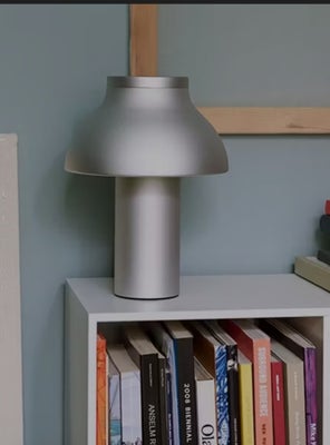 Anden bordlampe, HAY, Stor sølvgrå HAY bordlampe, ubrugt og i original emballage, Ø 40 cm. 
Har 3 ly