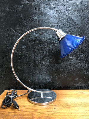 Lampe, Vintage IKEA, Virkeligt flot Vintage Ikea bordlampe med krom stel og blå glasskærm (skærmen e