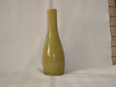Vase, Vase, Olivengrøn vase. RETRO, Retro Design, Olivengrøn RETRO VASE.
Højde ca. 26 cm.
Ståfladen 