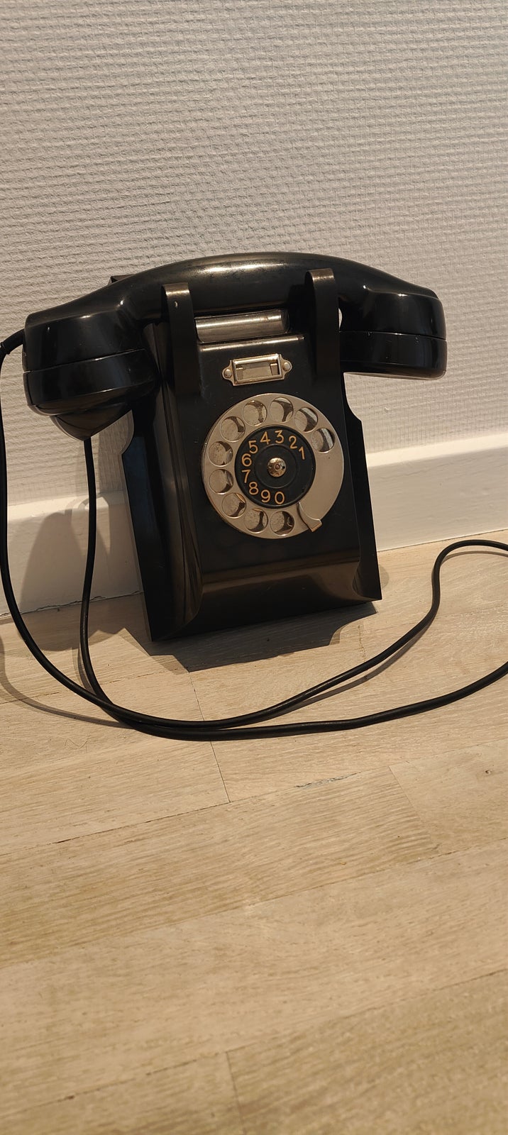 Antik vægtelefon fra Ericsson, Plastik, 70 år gl.