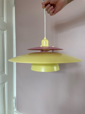 Pendel, Rigtig fin loftslampe i gul og lyserød med en diameter på cirka 45 cm. Jeg har selv malet de