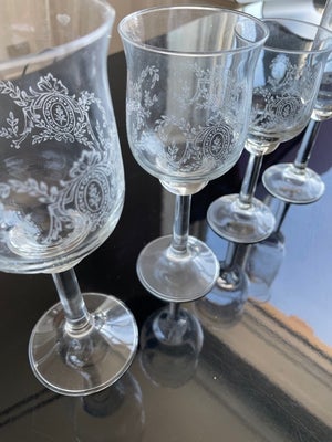 Glas, Glas, 30 vinglas med graveret mønster, Smukke glas, alle fra samme serie. Hvert glas har samme