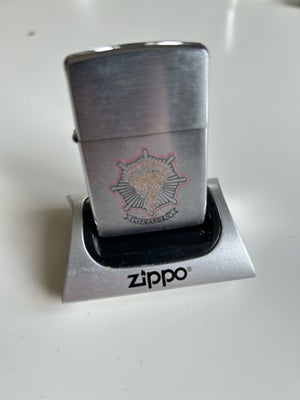 Lighter, Zippo, Sælger nogle militære Zippo lightere samt en reklame Zippo fra Tivoli. 