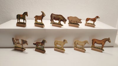 Legetøj, 10 bondegårdsdyr i hårdt pap på træfod. Ca 1940-50, 10 stk bondegårdsdyr udført i hårdt pap