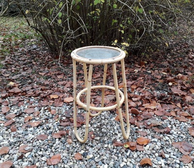 Bambus Pedestal, Blomsterbord, I god stand,
Med Råglas.
Højde: 43 cm.
Dia: 23 cm.

Indretning, Altan