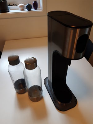 Sodavandsmaskine, Aqvia, Fin sodavandsmaskine fra Aqvia i stål og sort. Medfølger to ældre vandflask
