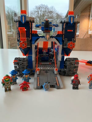 Lego Nexo Knights, Lego Nexo knights 
Rullende borg, stort fly, to mindre køretøjer og minifigurer

