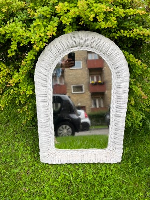 Vægspejl, b: 70 h: 96
stor flot spejl i kurv - bambus
hvidmalet
til entre, soveværelse, sommerhus el