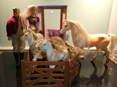 Barbie, Stald inkl. 3 heste og Barbie og Ken. Fra ikke ryger hjem