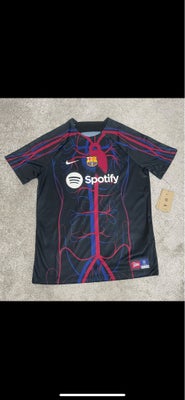 T-shirt, Patta, str. S,  Sort ,  Ubrugt, Patta x Nike x FC Barcelona Fodbold t-Shirt 

Cond: Helt ny